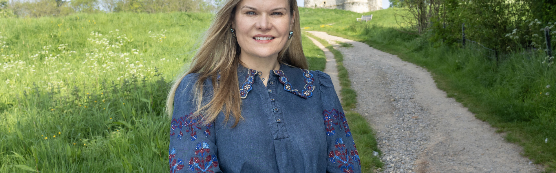 Laura Farris in front of Donnington Castle